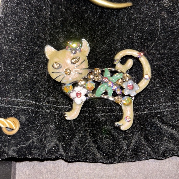 Floral Cat Brooch with Colorful Rhinestones Could be used as a necklace
Adorable - Picture 3 of 7